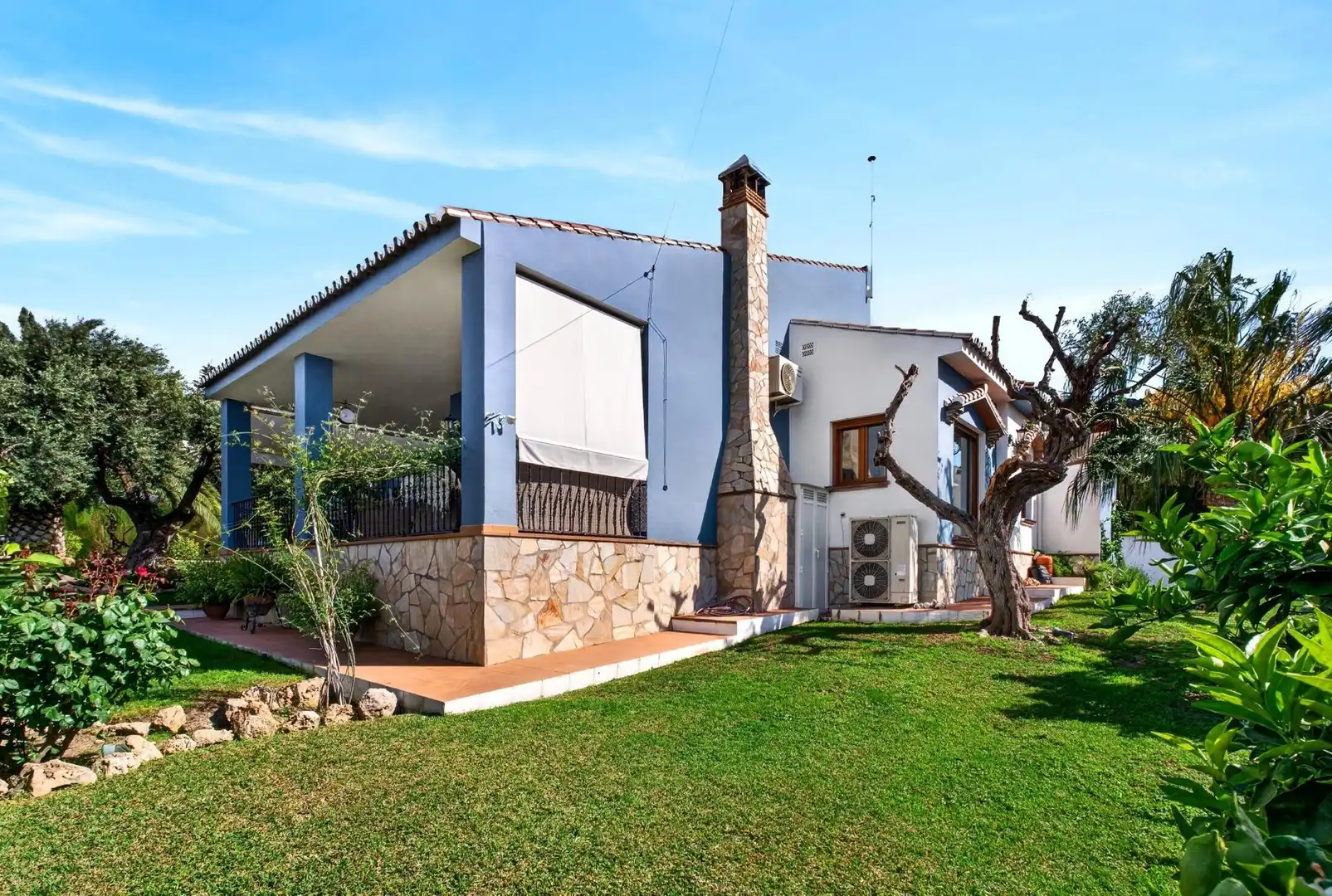 Vista exterior de Casa o xalet en venda en Alhaurín de la Torre amb Aire condicionat, Calefacció i Jardí privat