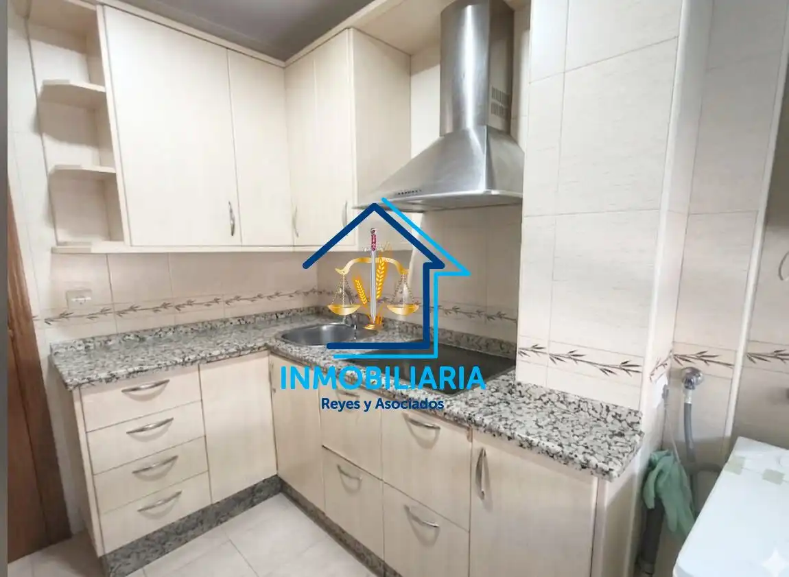 Küche von Wohnung zum Verkauf in Córdoba mit Klimaanlage, Terrasse und Möbliert