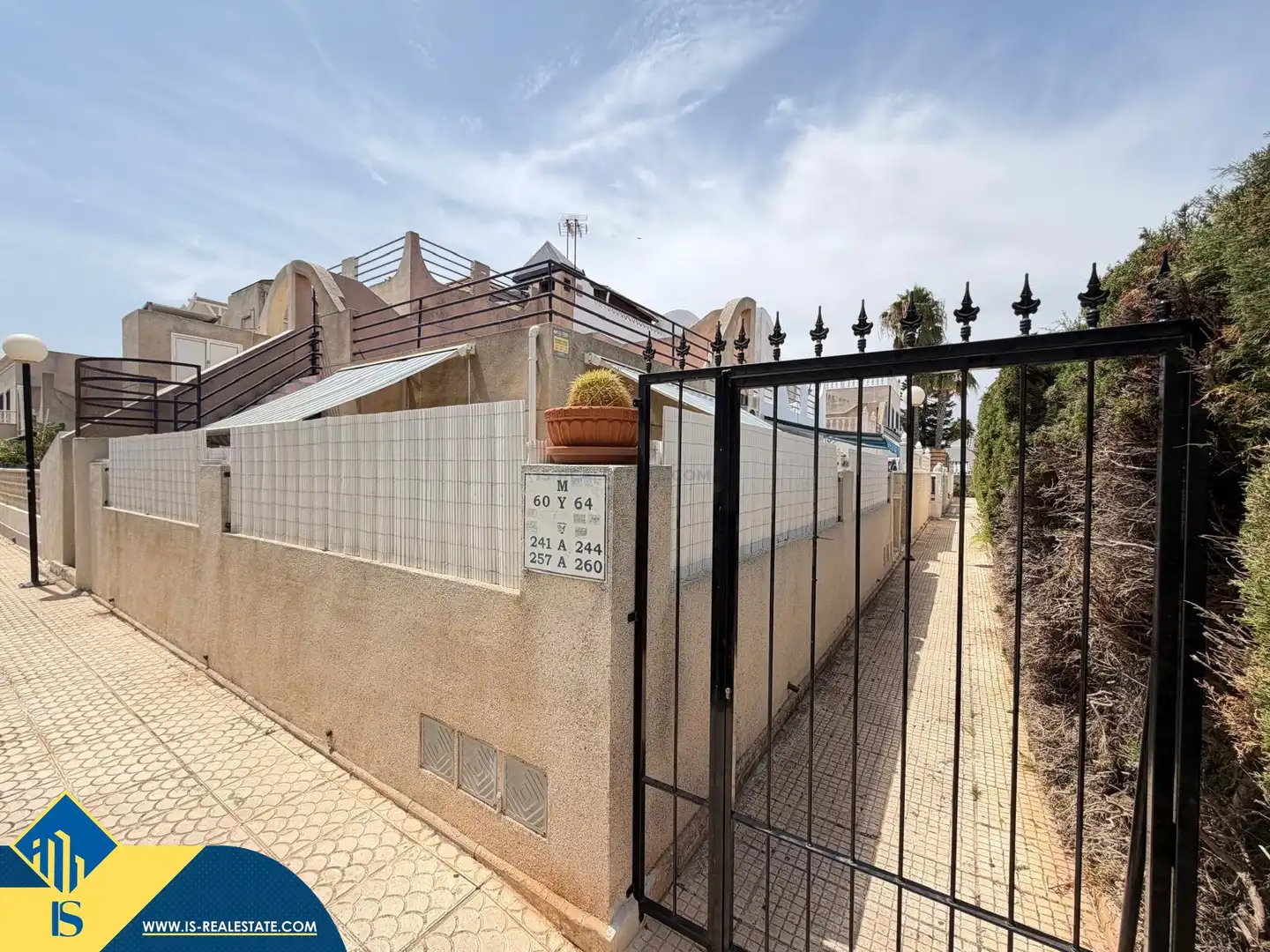 Vista exterior de Casa o xalet en venda en Torrevieja amb Aire condicionat, Terrassa i Traster