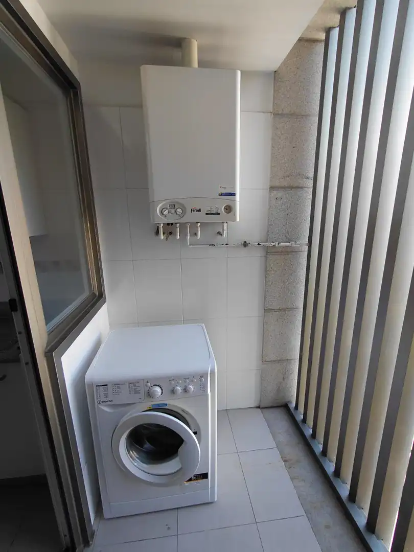 Badezimmer von Wohnung zum Verkauf in Oleiros mit Heizung, Parkett und Möbliert