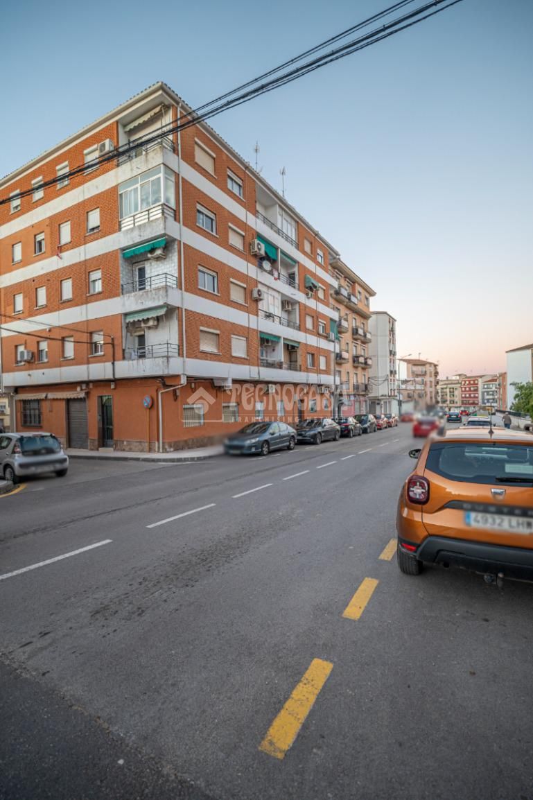 Vista exterior de Pis en venda en Linares amb Balcó