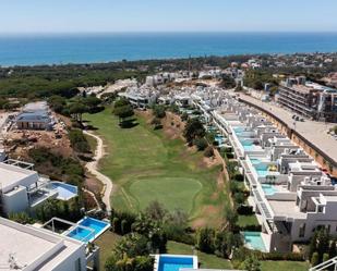 Vista exterior de Casa adosada en venda en Marbella amb Aire condicionat, Terrassa i Piscina