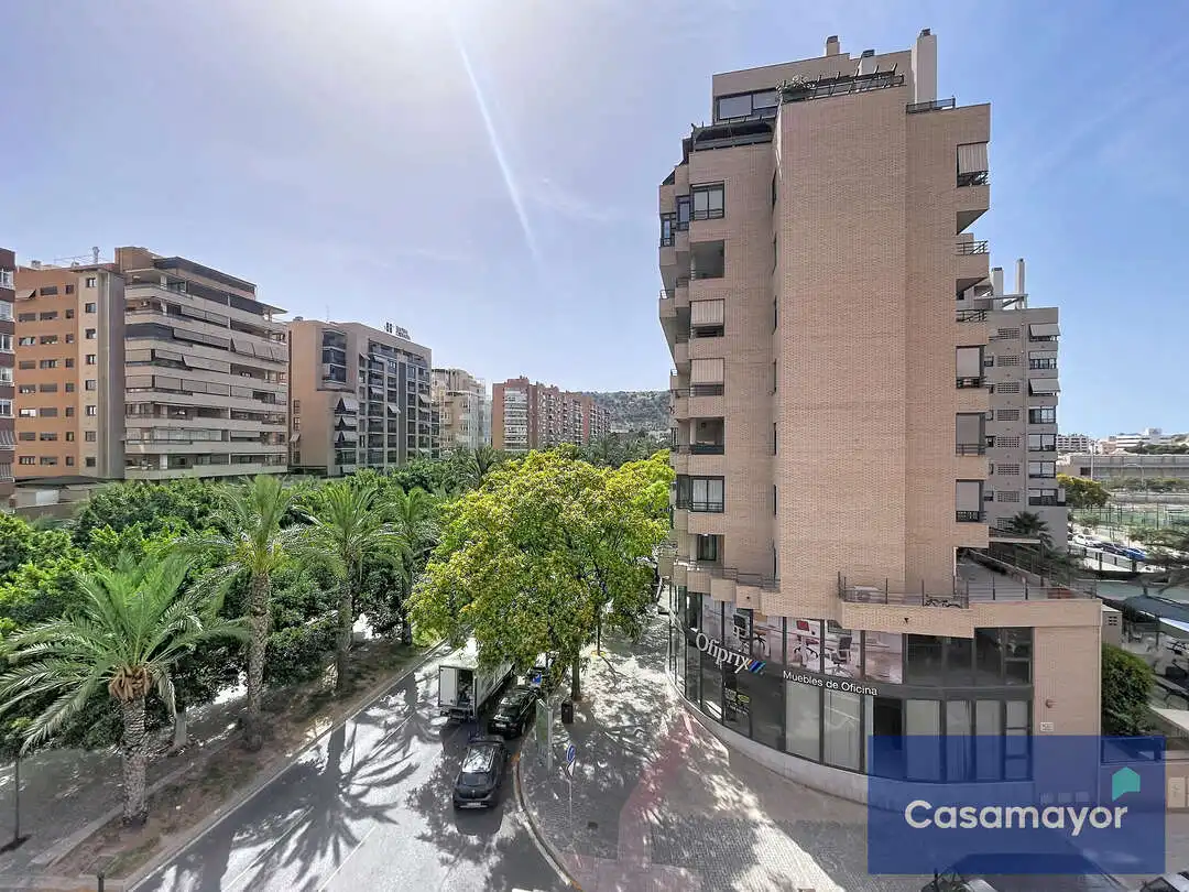 Vista exterior de Pis en venda en Alicante / Alacant amb Jardí privat, Terrassa i Traster