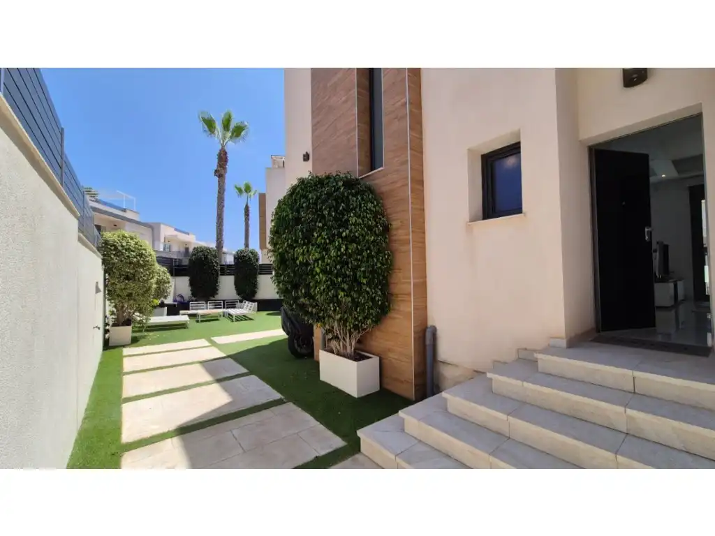Casa amb jardí en venda a Calle Gabriela Mistral, imagen 3