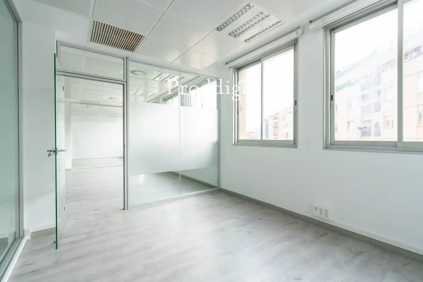Büro zur Miete in Barcelona mit Klimaanlage, Heizung und Alarm