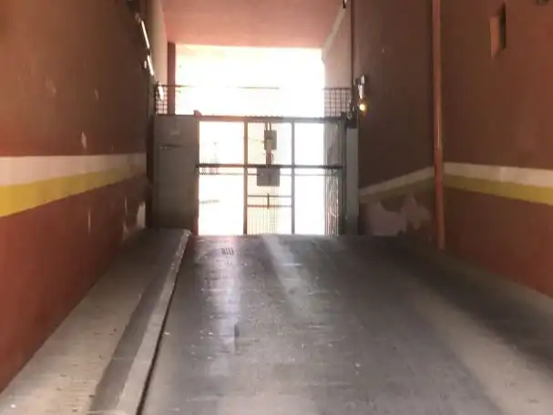 Parkplatz von Garage zur Miete in Barcelona mit Alarm