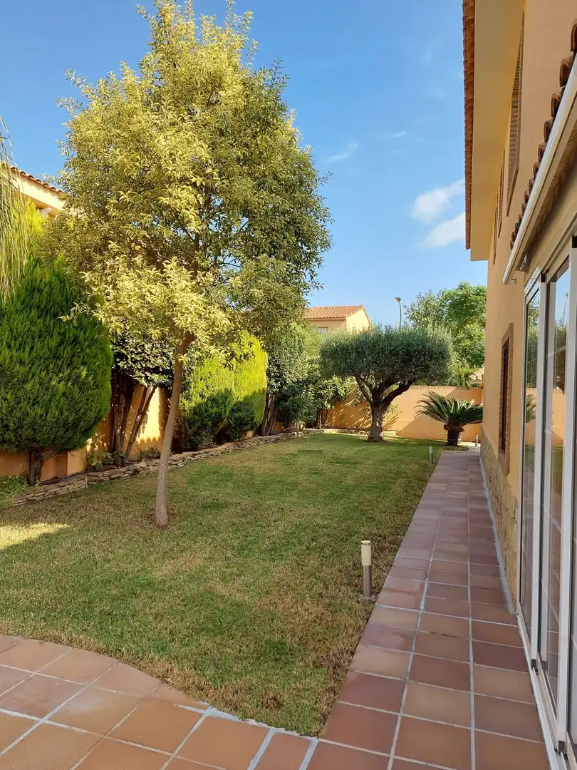 Garden of Houses for sale in La Pobla de Vallbona  with Air Conditioner, Heating and Private garden