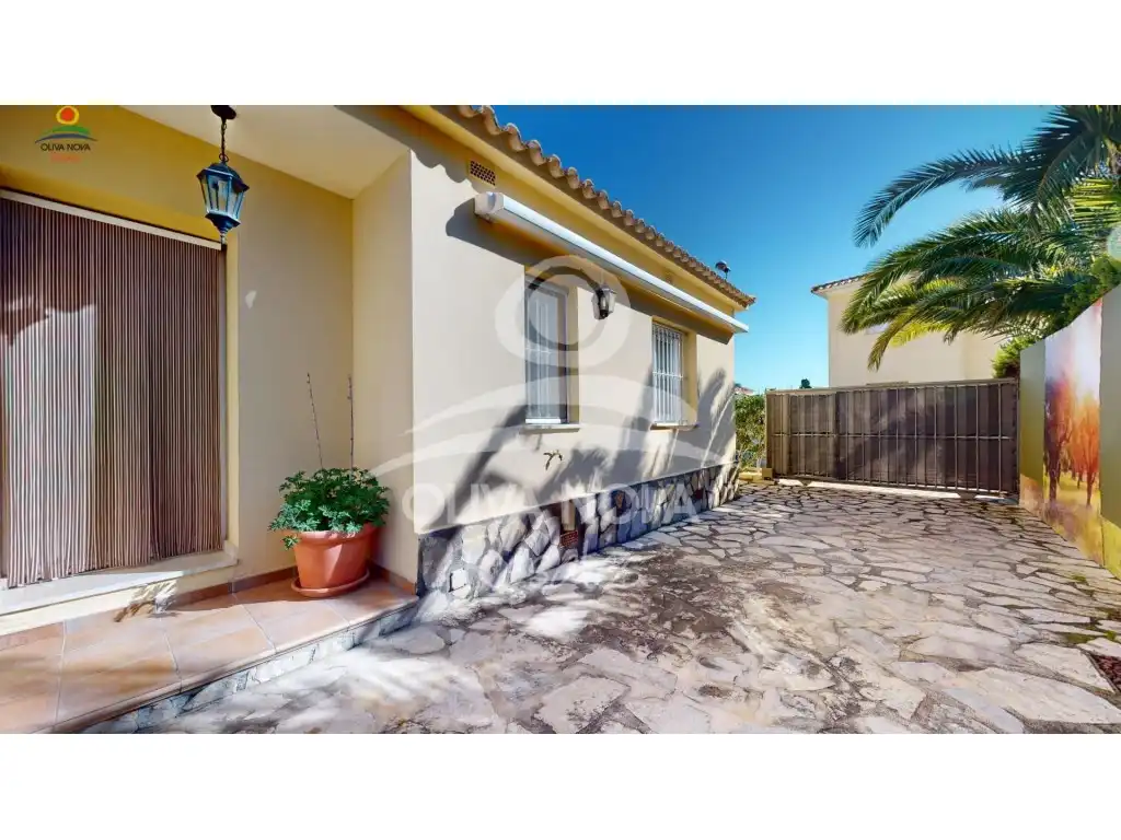 Vista exterior de Casa o chalet en venta en Oliva con Jardín privado