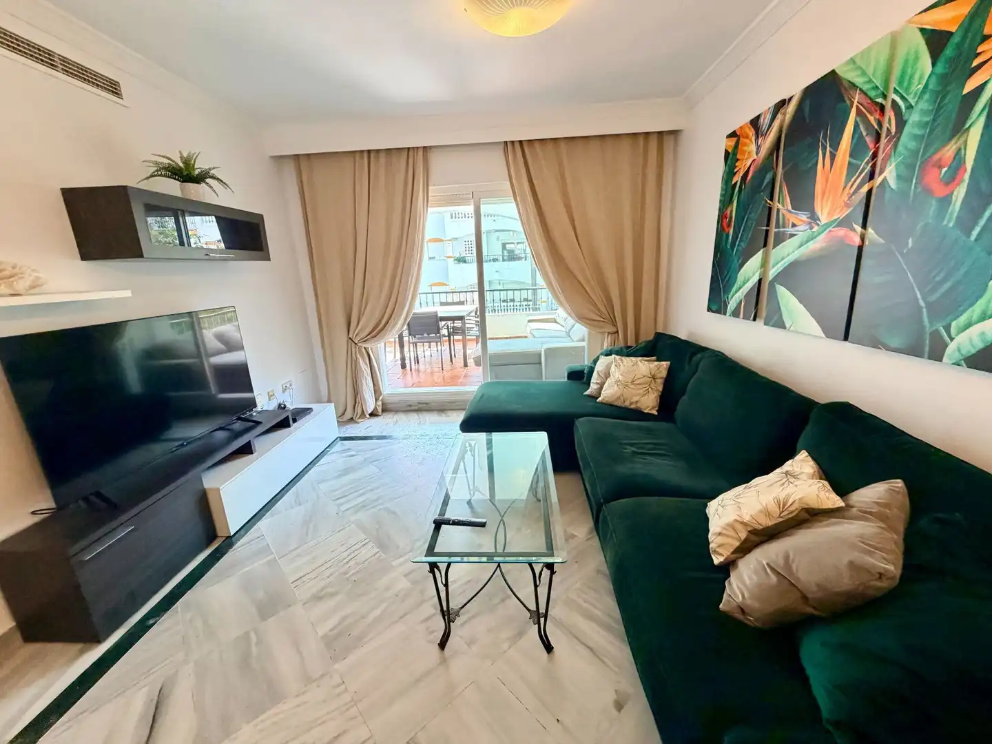 Sala d'estar de Apartament de lloguer en Marbella amb Aire condicionat, Moblat i Piscina comunitària
