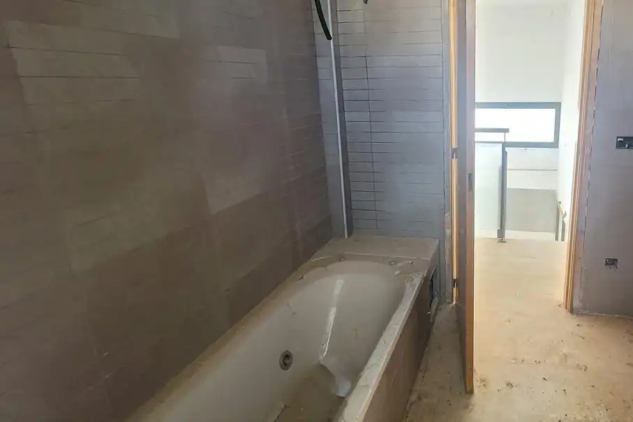 Bany de Casa o xalet en venda en Riba-roja de Túria amb Jardí privat i Piscina
