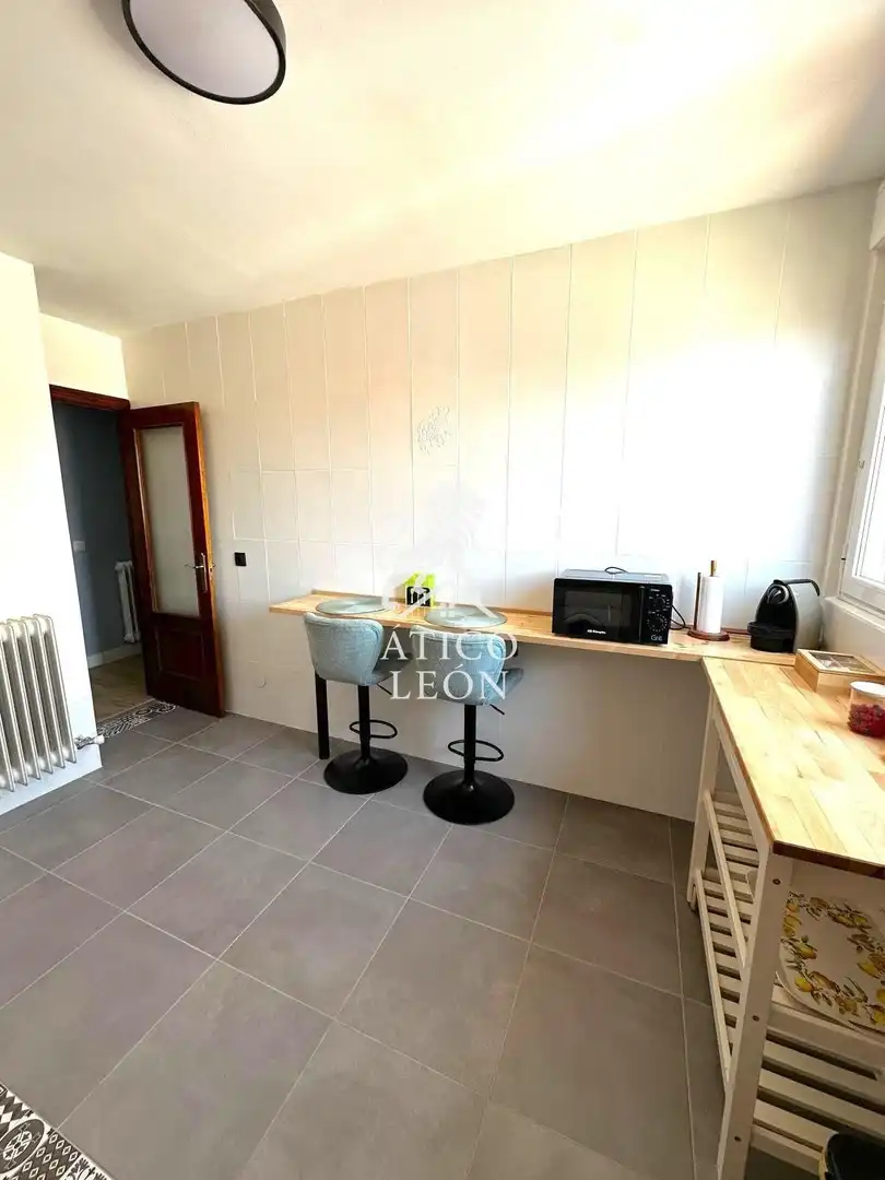 Cuina de Apartament en venda en León Capital  amb Calefacció, Terrassa i Traster
