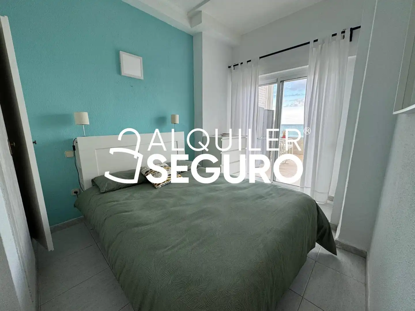 Habitación de Piso de alquiler en Benalmádena con Aire acondicionado, Terraza y Amueblado