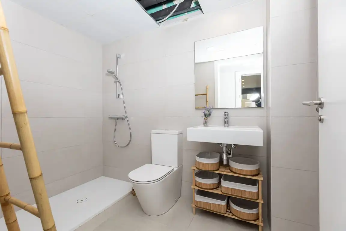 Baño de Apartamento de alquiler en Dénia con Aire acondicionado, Jardín privado y Terraza