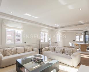 Sala d'estar de Apartament de lloguer en  Madrid Capital amb Aire condicionat, Calefacció i Moblat