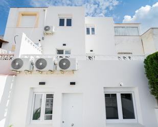 Vista exterior de Casa adosada en venda en Torrevieja amb Aire condicionat, Jardí privat i Terrassa