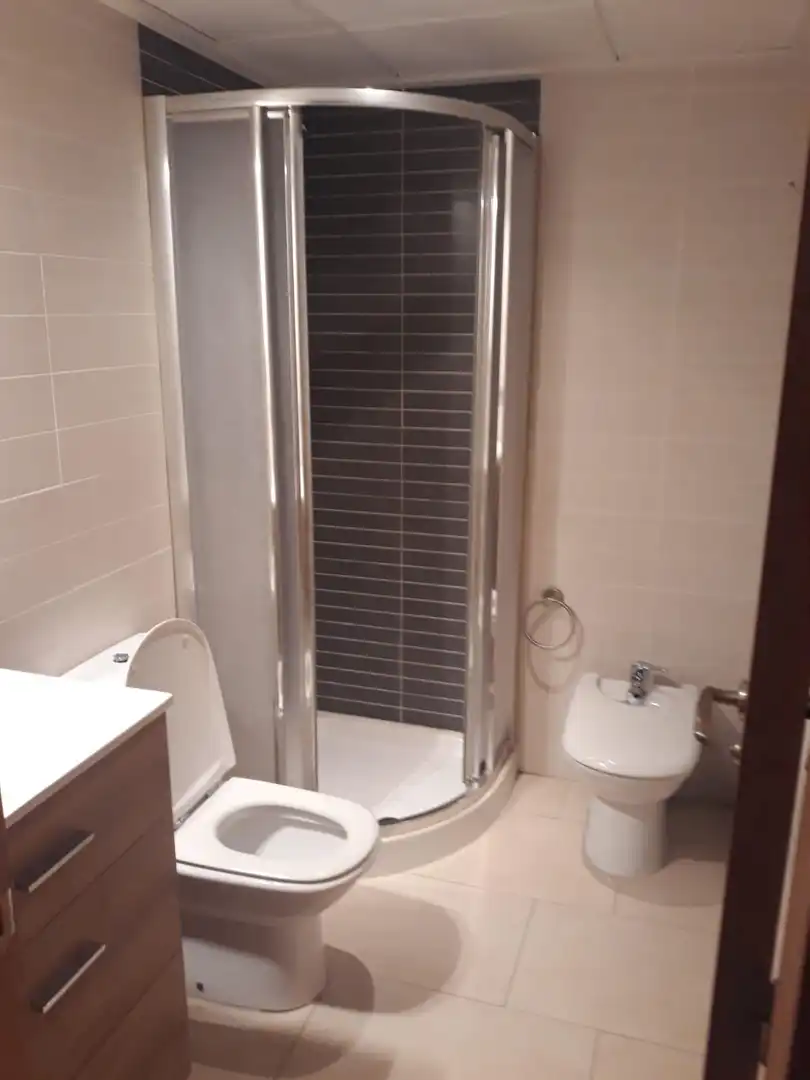 Badezimmer von Wohnung zur Miete in Elche / Elx mit Klimaanlage und Möbliert