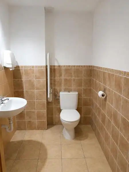 Bany de Local de lloguer en Estepona amb Terrassa i Moblat