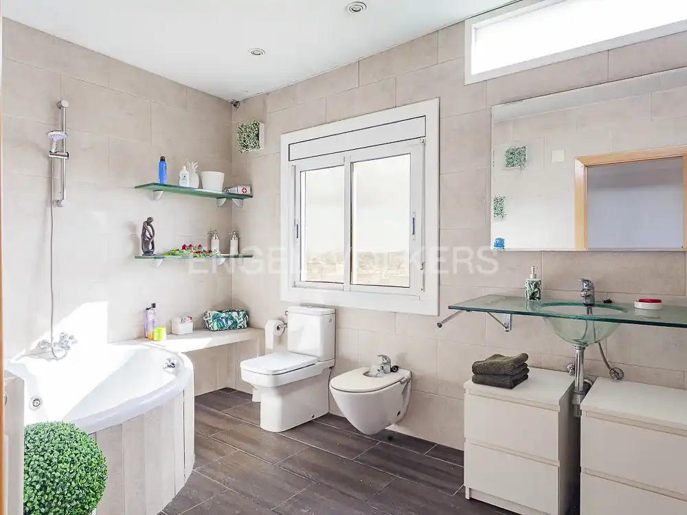 Badezimmer von Dachboden zum Verkauf in Barcelona mit Klimaanlage, Heizung und Terrasse