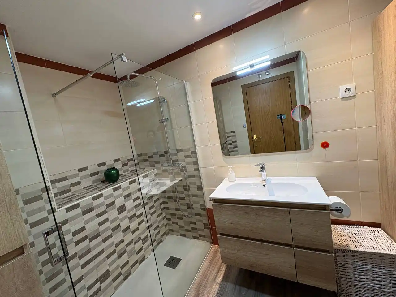 Bathroom of Flat for sale in Parla  with Air Conditioner, Heating and Parquet flooring