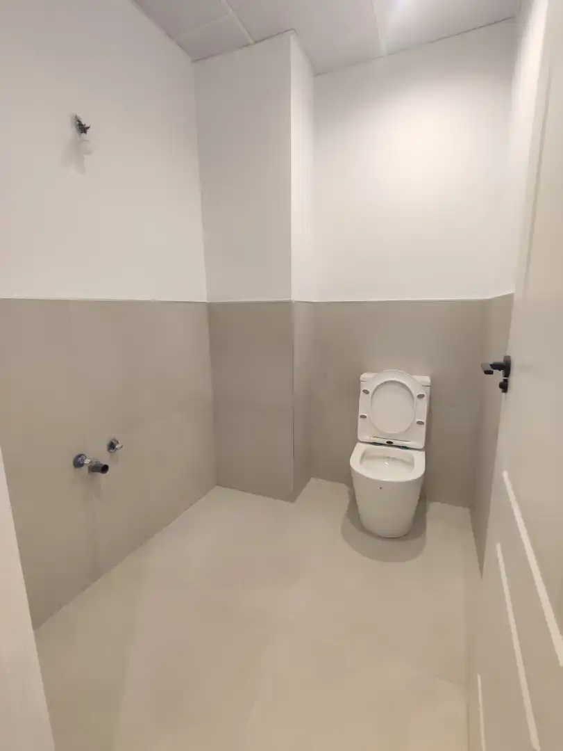 Badezimmer von Dachboden zum Verkauf in Estepona mit Terrasse und Schwimmbad