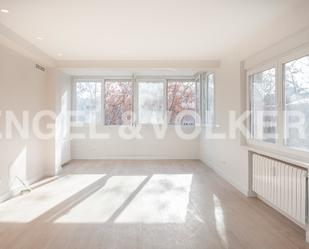 Living room of Flat for sale in  Madrid Capital  with Air Conditioner, Heating and Parquet flooring