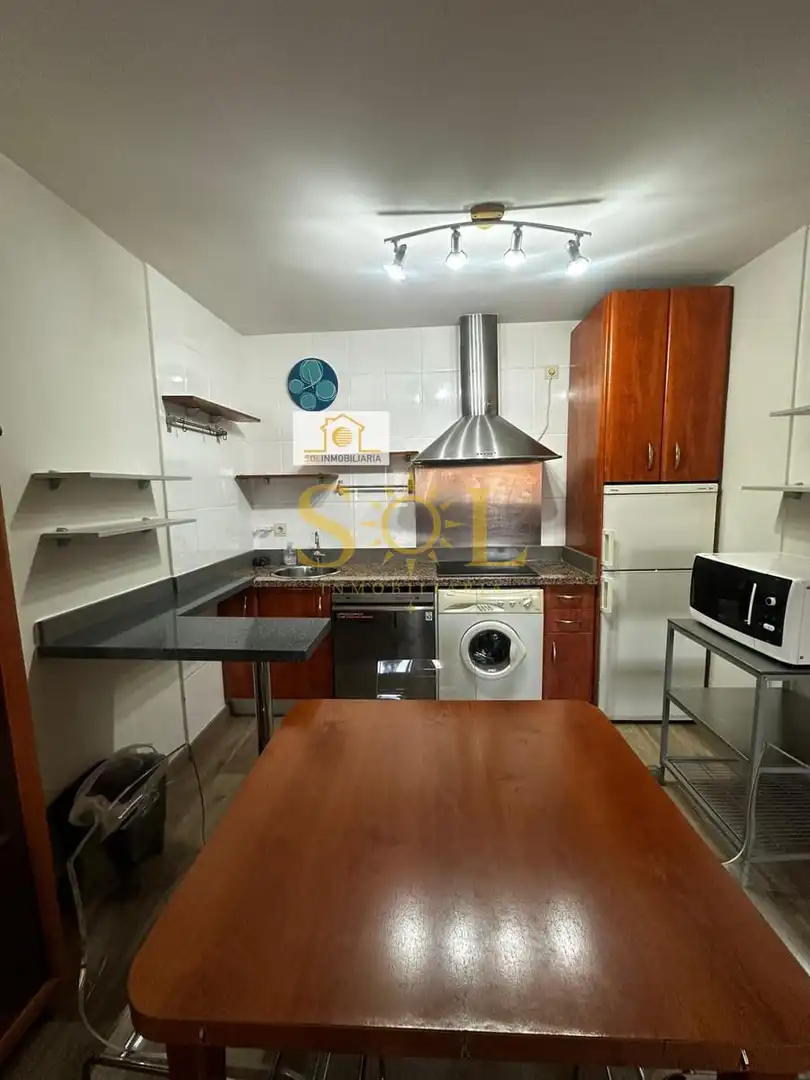 Cuina de Apartament en venda en León Capital  amb Calefacció, Parquet i Moblat