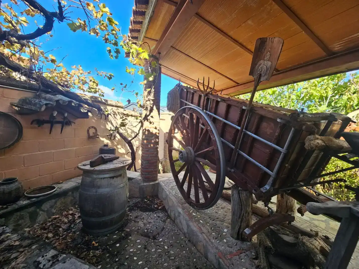 Vista exterior de Casa o xalet en venda en Navahermosa amb Aire condicionat, Piscina i Balcó