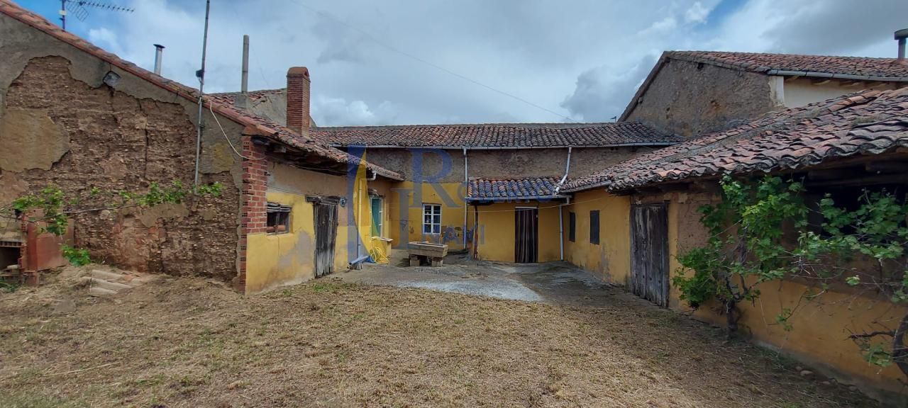 Vista exterior de Casa o xalet en venda en San Millán de los Caballeros amb Jardí privat