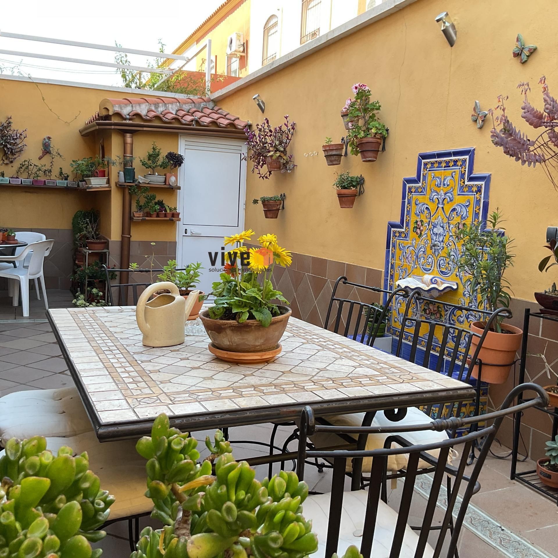 Terrassa de Casa adosada en venda en Castilleja de la Cuesta amb Aire condicionat, Calefacció i Jardí privat
