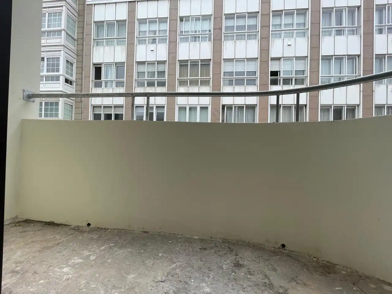 Vista exterior de Pis en venda en A Coruña Capital  amb Balcó i Alarma