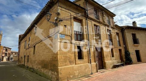 Casa de piedra con escudo