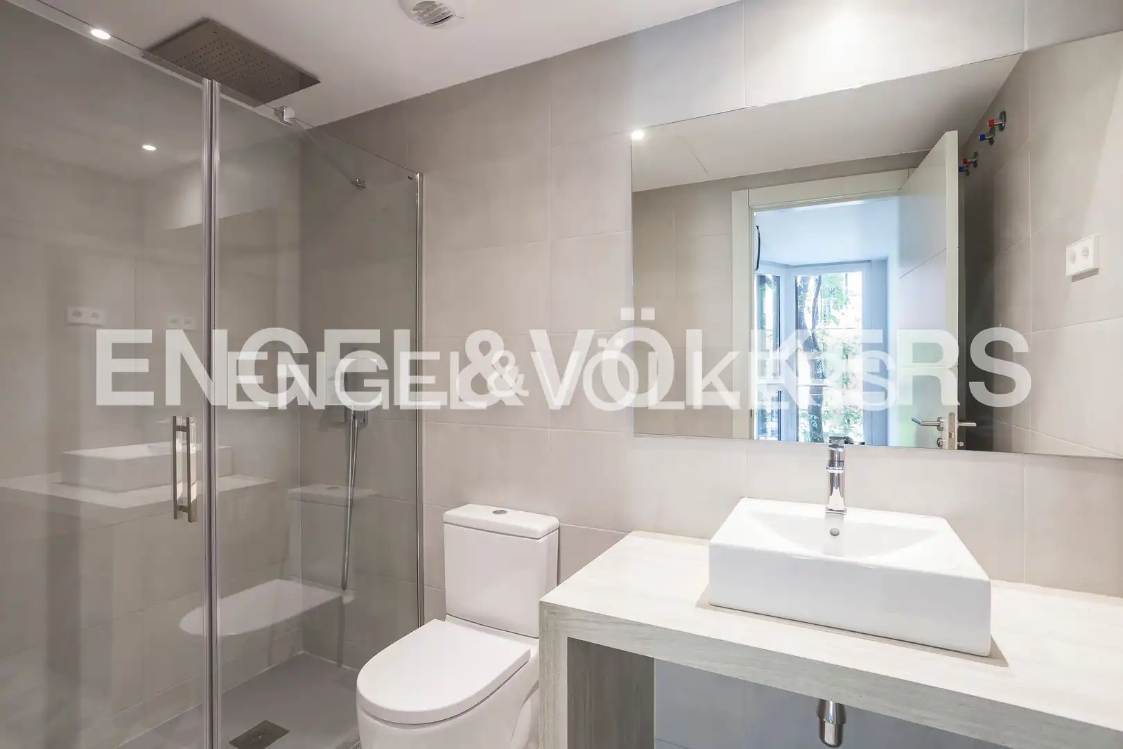 Baño de Piso de alquiler en Madrid con Aire acondicionado, Calefacción y Trastero
