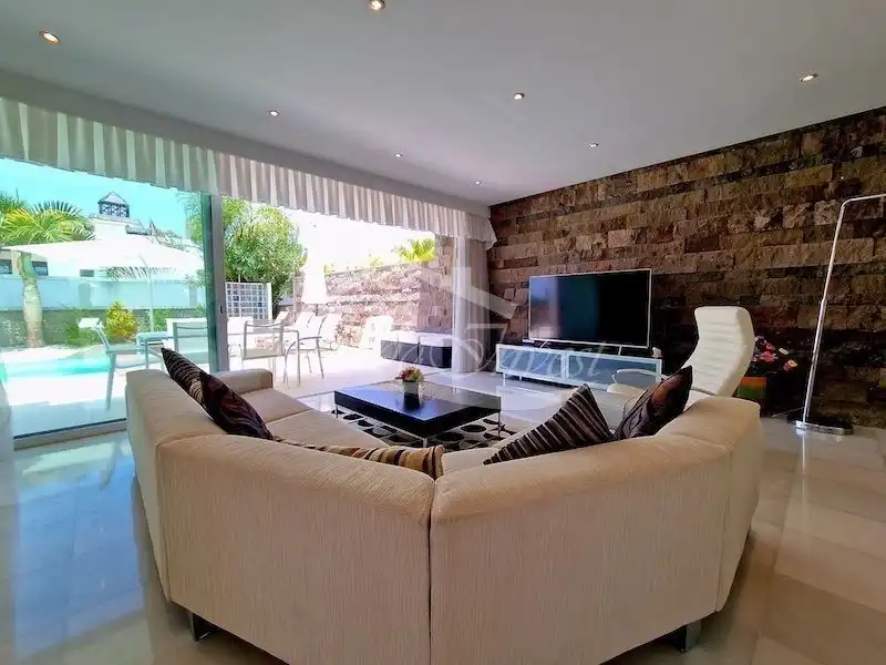 Sala d'estar de Casa o xalet en venda en Adeje amb Aire condicionat, Jardí privat i Terrassa