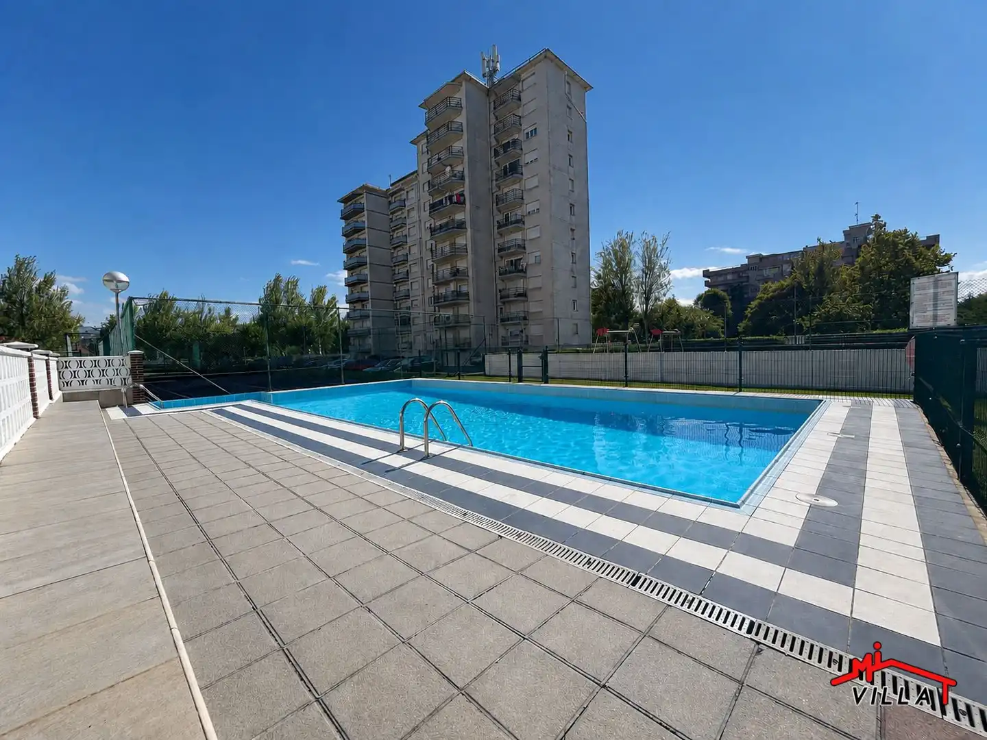 Piscina de Piso en venta en Laredo con Calefacción y Terraza