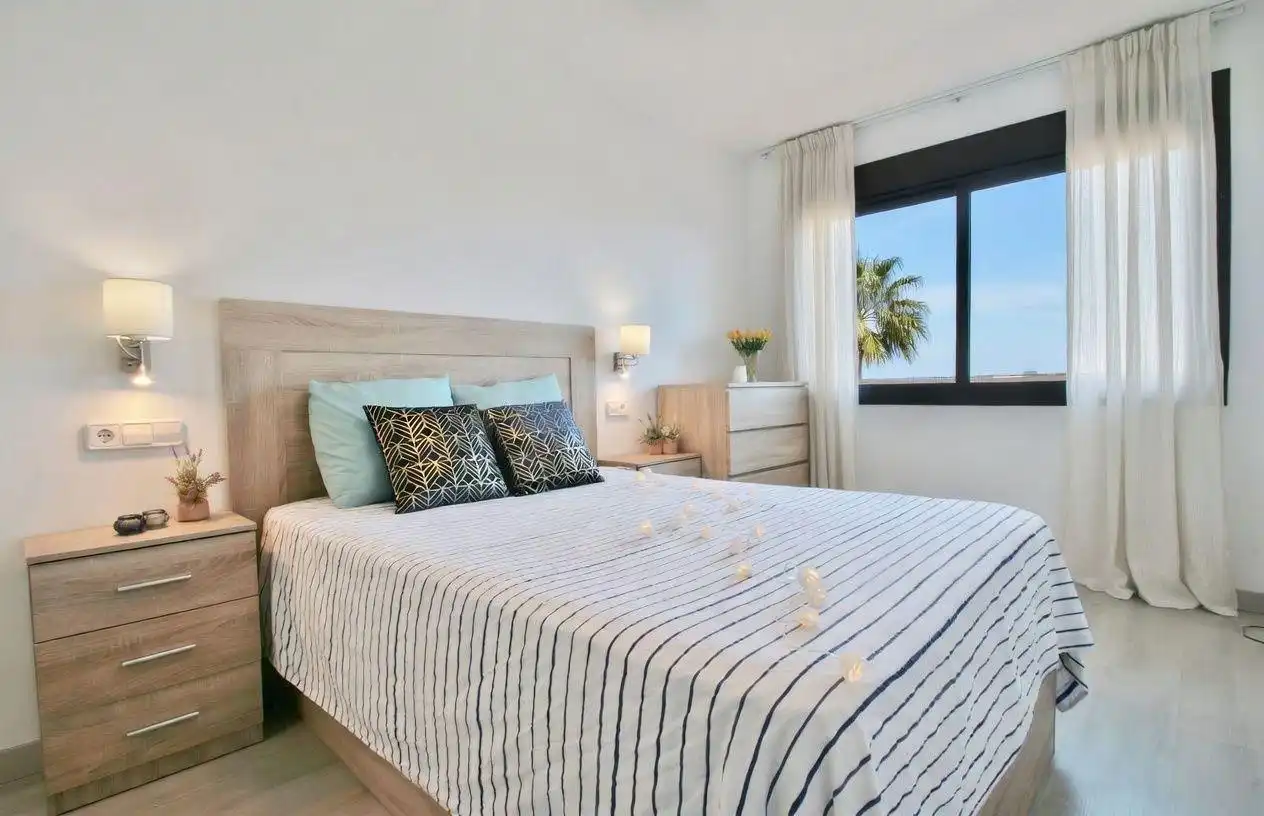 Habitación de Apartamento en venta en Almería con Aire acondicionado, Jardín privado y Terraza