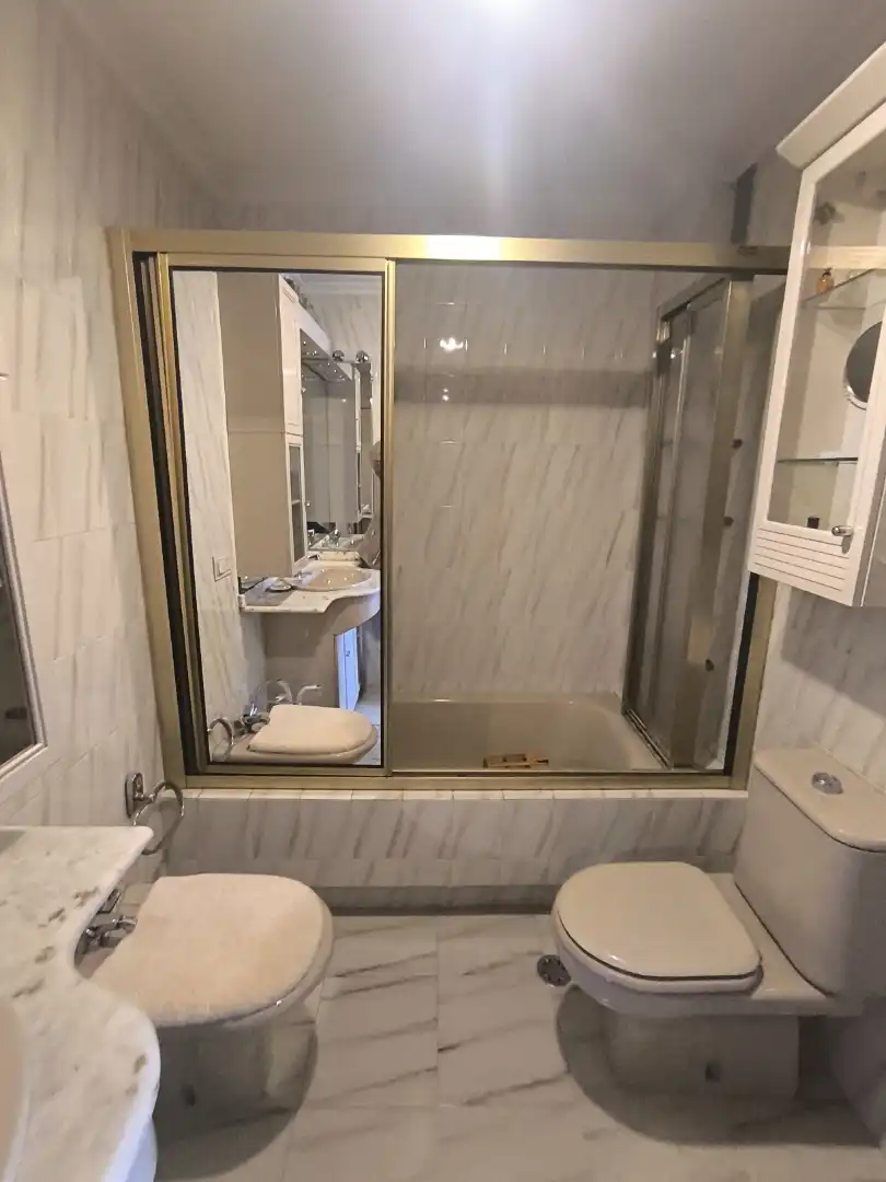 Baño de Piso en venta en Pontevedra Capital  con Calefacción, Parquet y Trastero