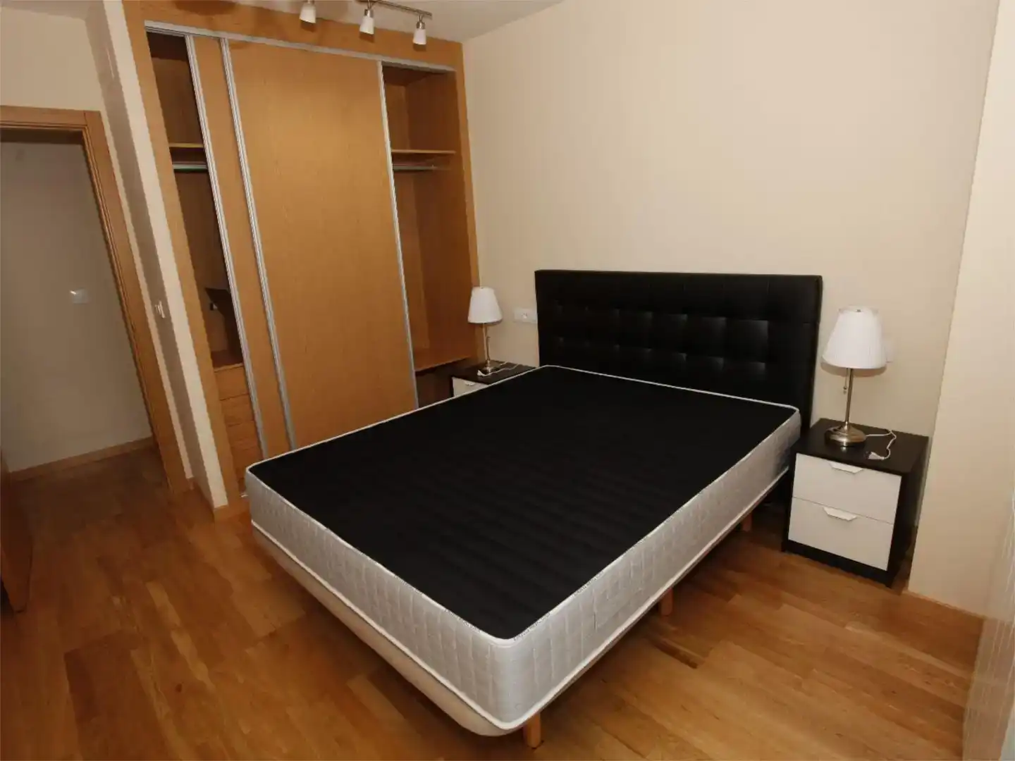 Dormitori de Apartament de lloguer en Cistierna amb Traster i Moblat