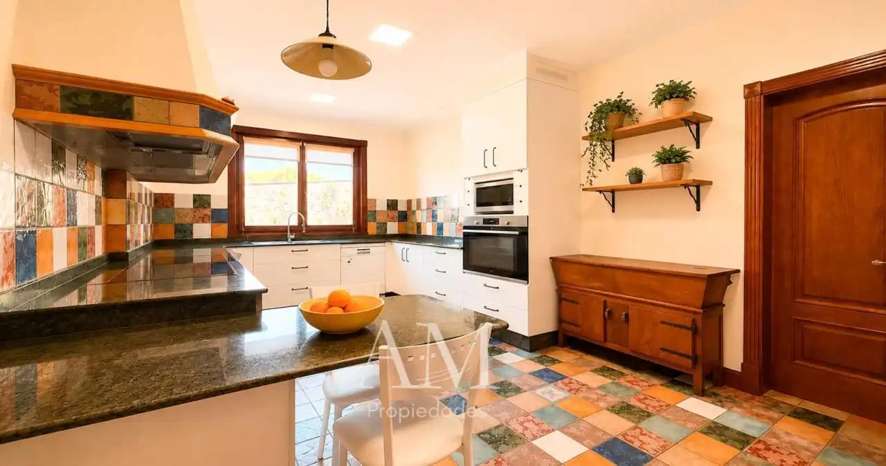 Cuina de Casa o xalet en venda en Vigo  amb Calefacció, Jardí privat i Terrassa