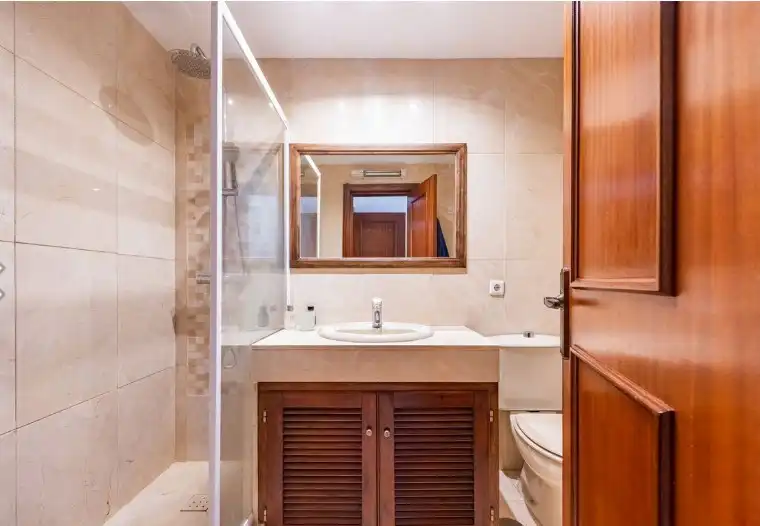 Badezimmer von Einfamilien-Reihenhaus zum Verkauf in Benahavís mit Klimaanlage, Heizung und Terrasse