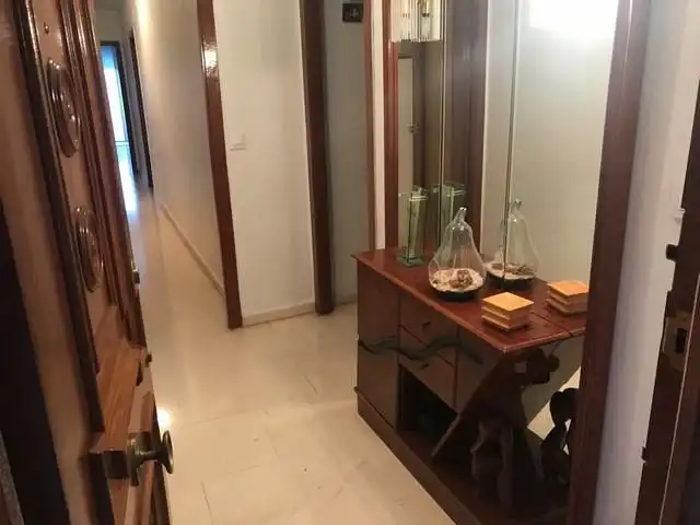 Gran piso próximo al centro de Pueblonuevo. Con una superficie de 100 m2. La vivienda consta de hall recibidor, 4 dormitorios, uno, imatge 2