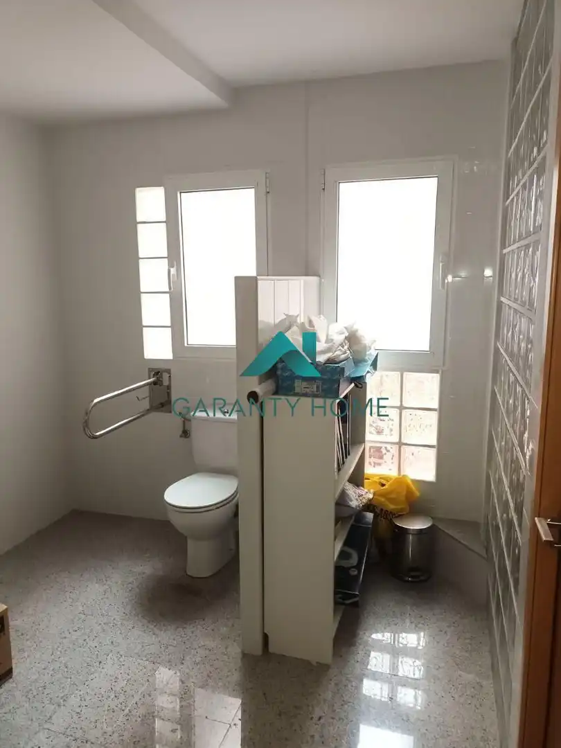 Badezimmer von Büro zum Verkauf in Torremolinos mit Klimaanlage und Heizung