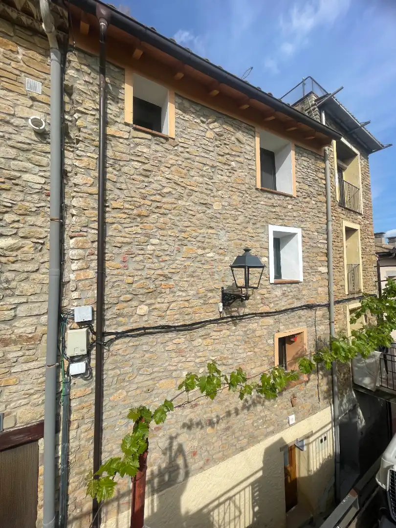 Außenansicht von Einfamilien-Reihenhaus zum Verkauf in Àger mit Heizung, Parkett und Abstellraum