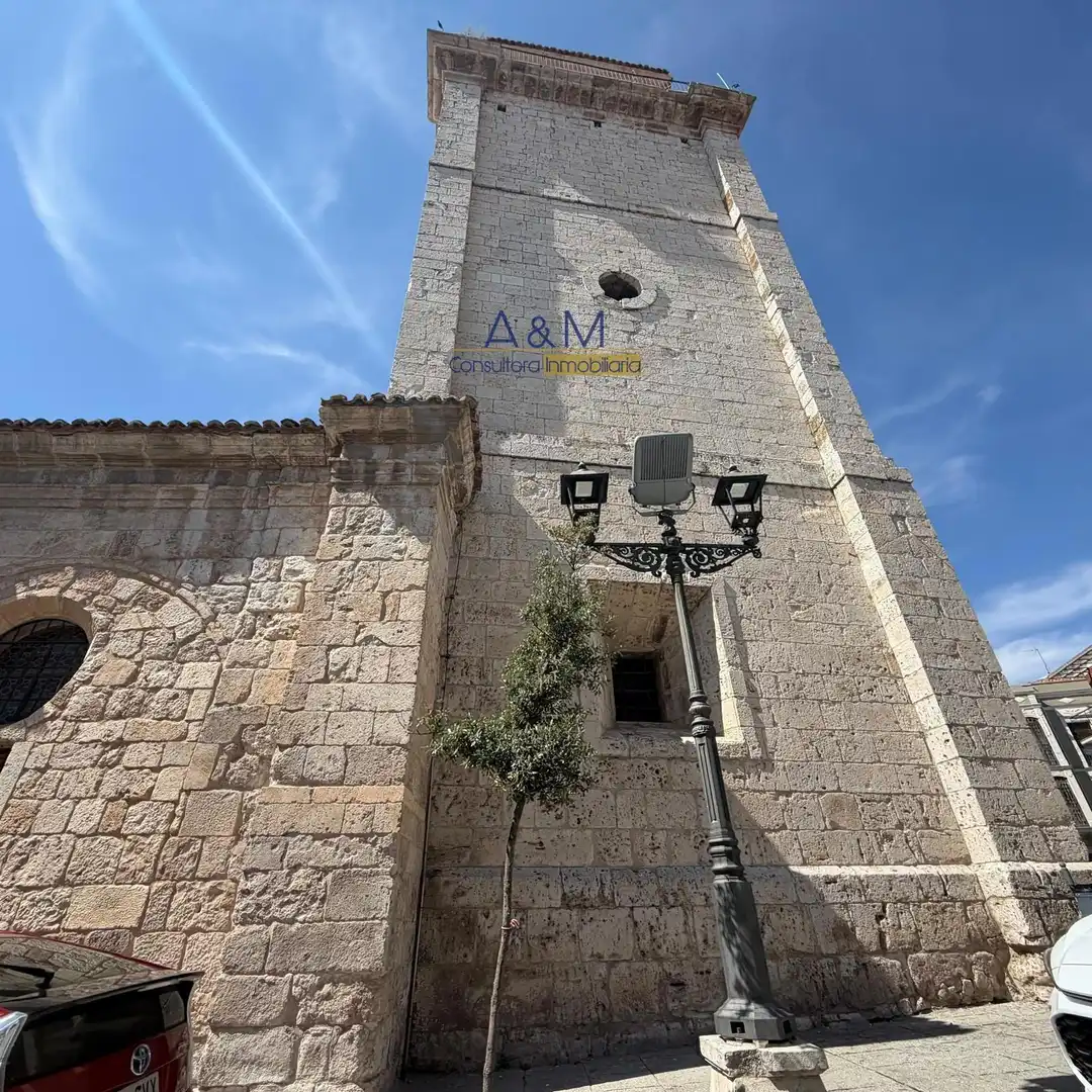 Vista exterior de Edifici en venda en Peñafiel