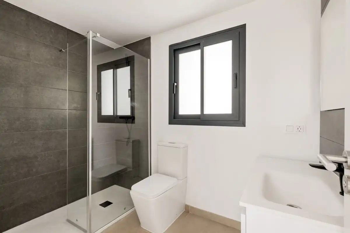 Baño de Casa adosada en venta en Estepona con Aire acondicionado, Terraza y Trastero