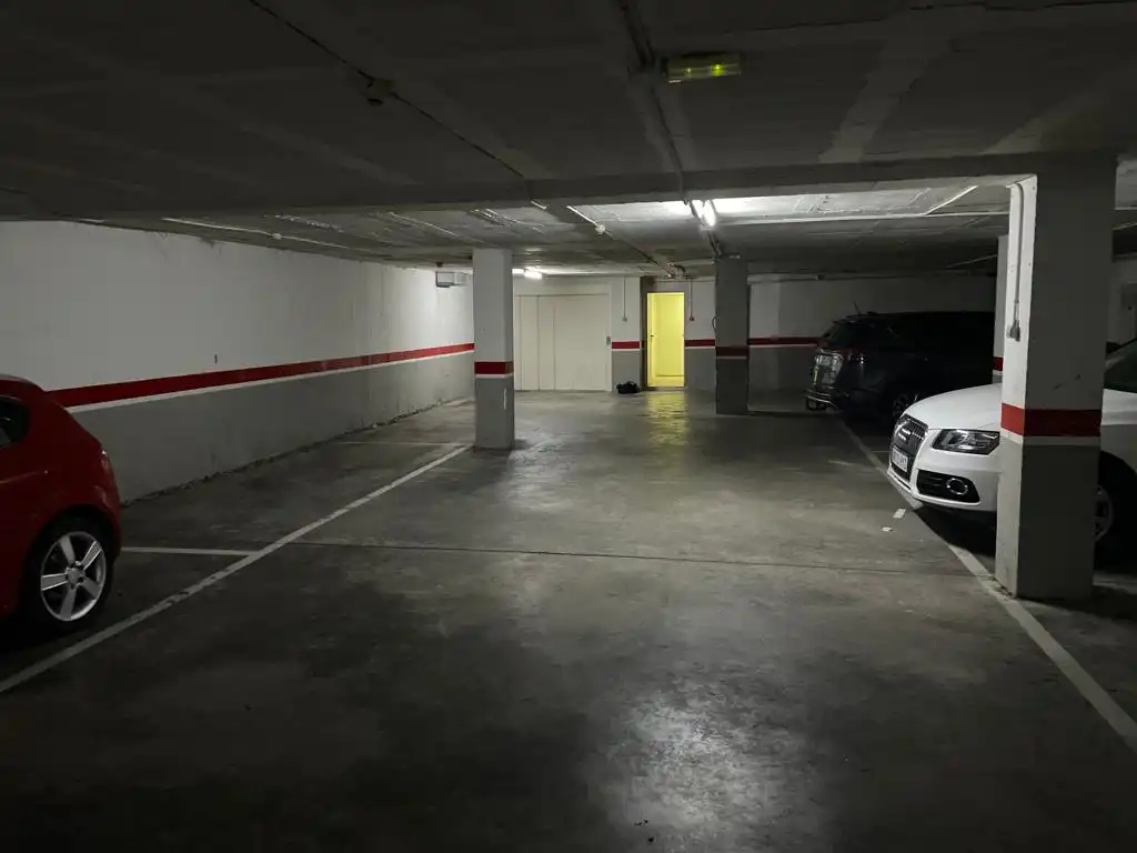 Parking with lift for sale in Carrer de Castella, imagen 3