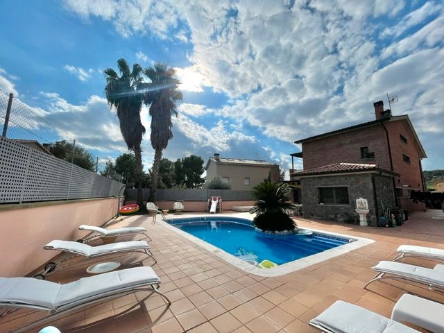 Swimming pool of House or chalet for sale in Viladecavalls  with Air Conditioner, Heating and Private garden