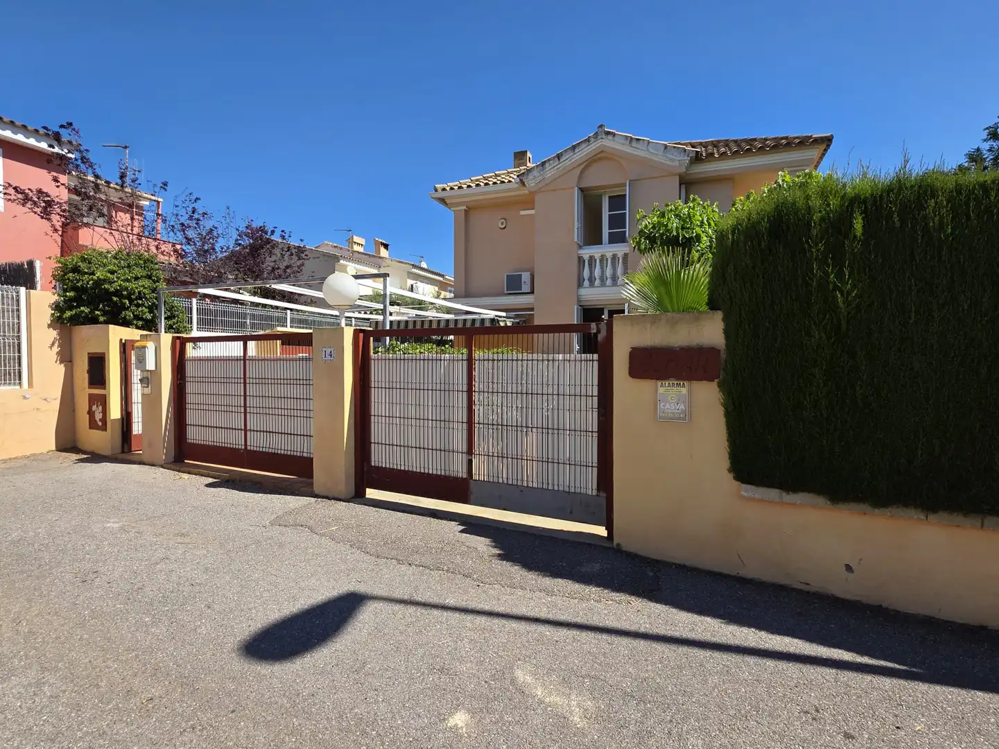 Vista exterior de Casa adosada en venda en Benicasim / Benicàssim amb Calefacció, Jardí privat i Terrassa