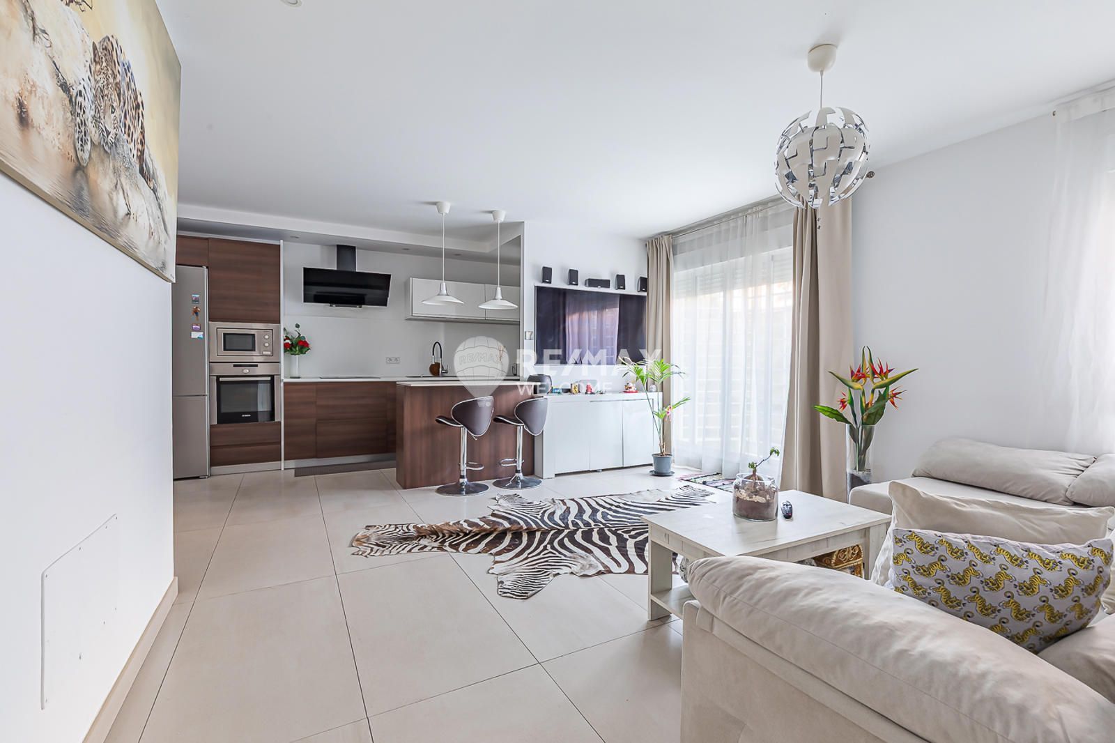 Living room of Study to rent in  Madrid Capital  with Heating, Terrace and Swimming Pool