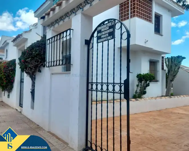 Vista exterior de Casa o xalet en venda en Pilar de la Horadada amb Terrassa, Moblat i Piscina comunitària