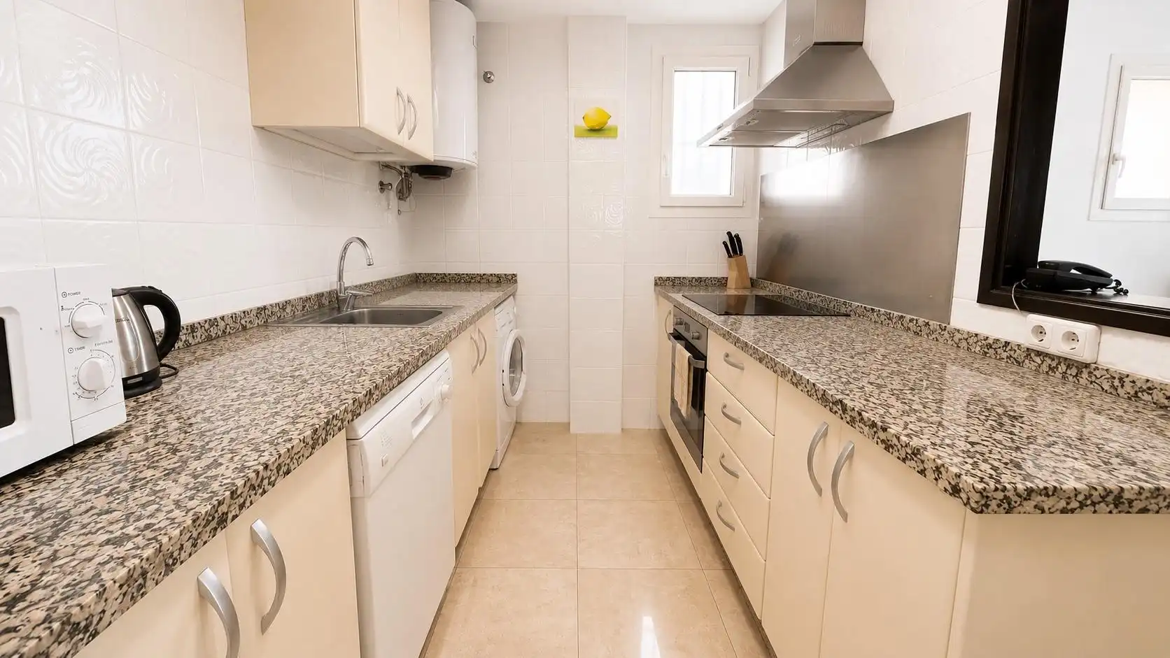Cocina de Apartamento en venta en Manilva con Aire acondicionado, Amueblado y Piscina comunitaria